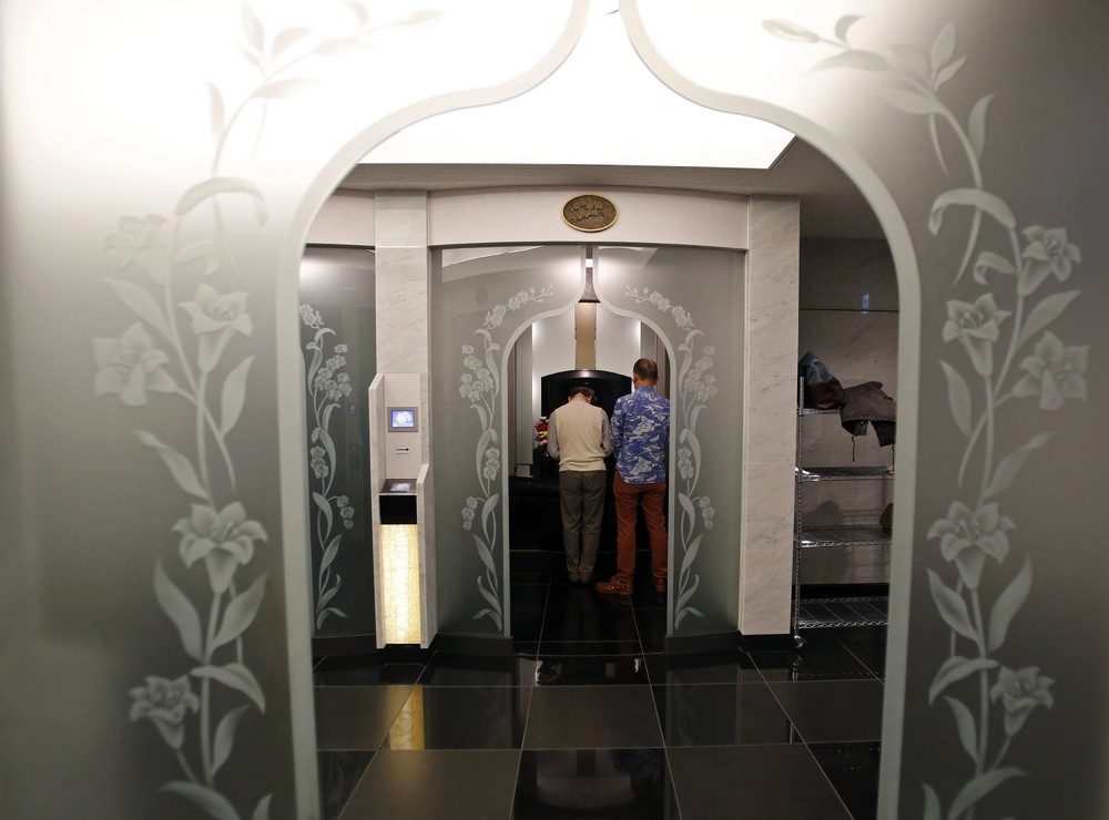 Современное кладбище в центре Токио