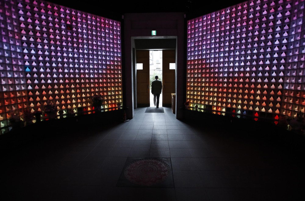 Современное кладбище в центре Токио