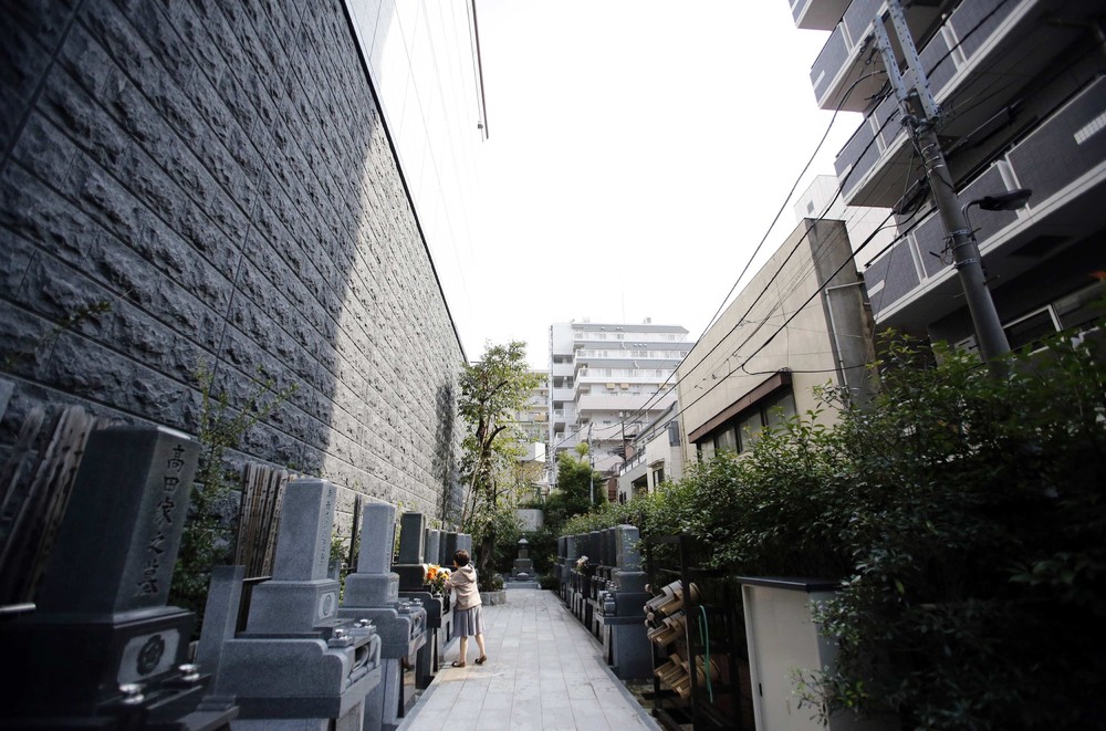 Современное кладбище в центре Токио