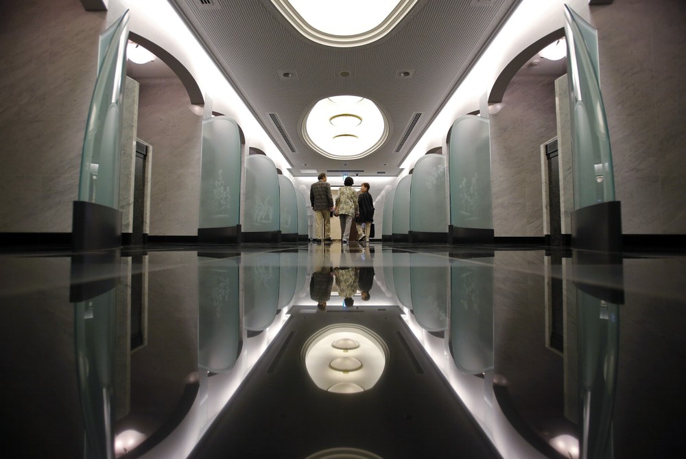 Современное кладбище в центре Токио