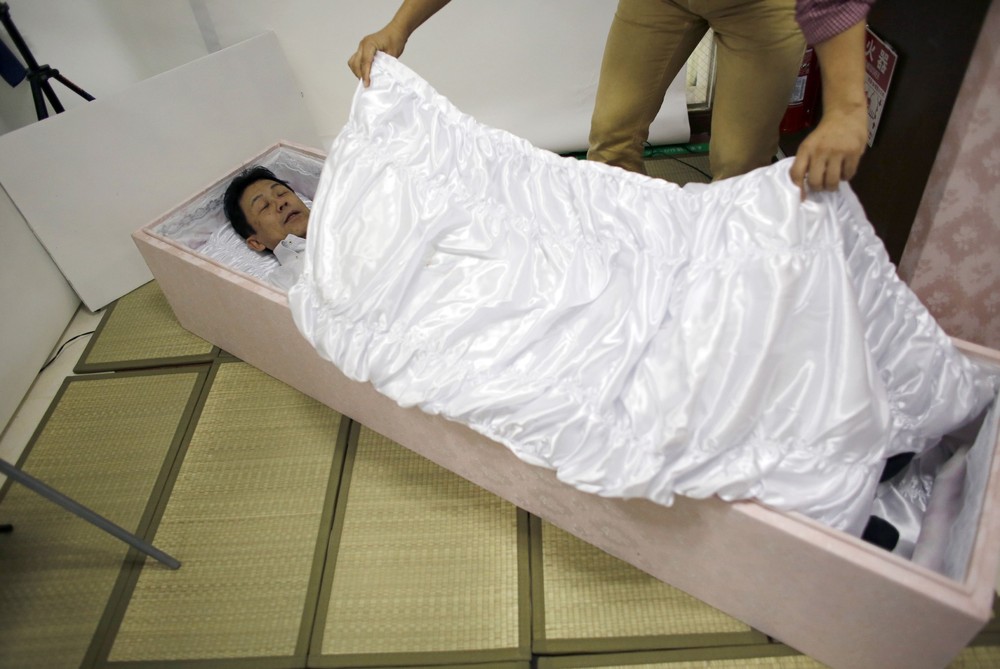 Современное кладбище в центре Токио