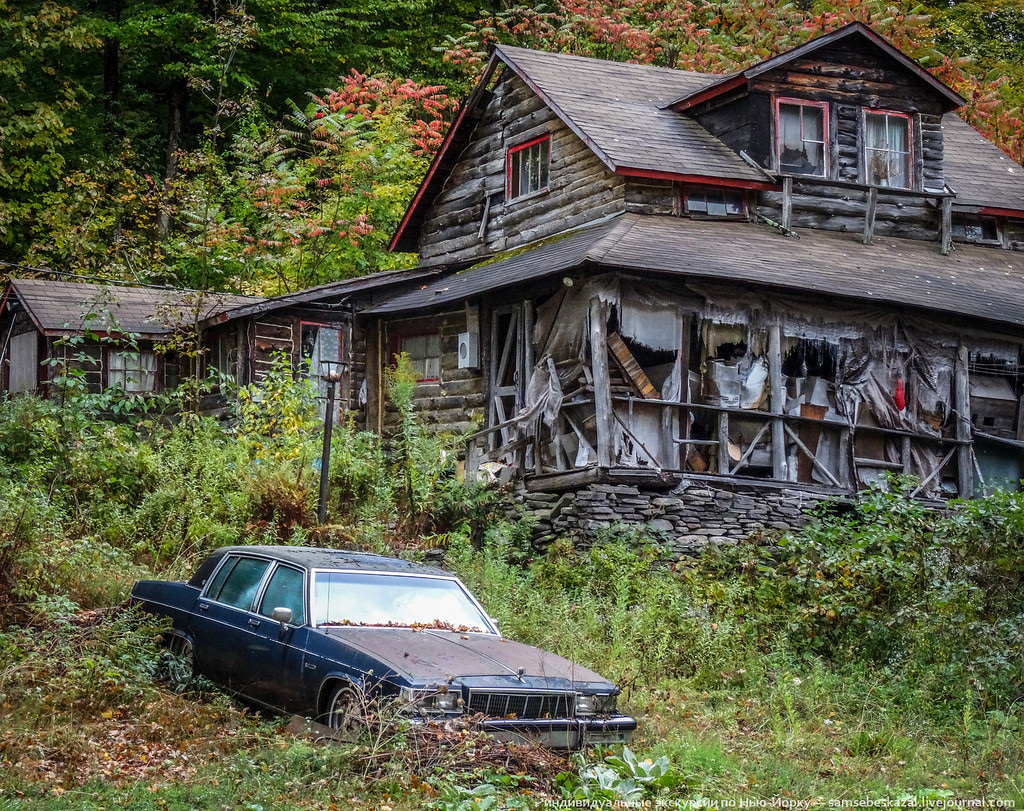 Старые автомобили на улицах Нью-Йорка