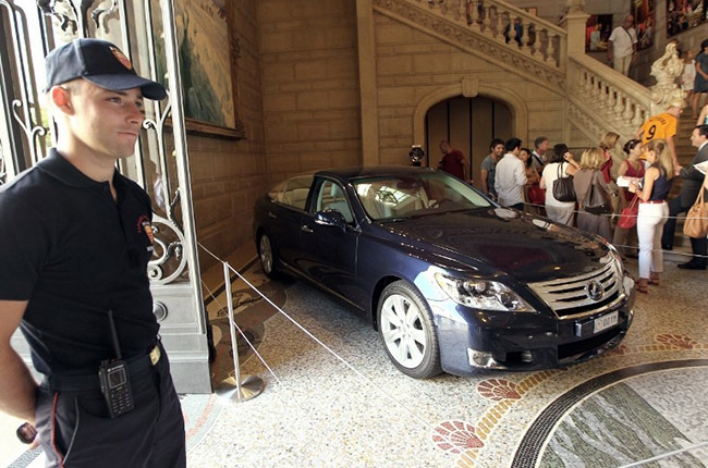 10 автомобилей, на которых ездят монархи и их наследники