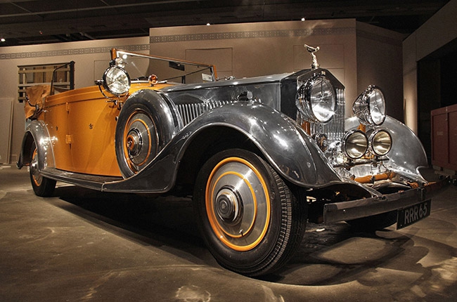 10 автомобилей, на которых ездят монархи и их наследники