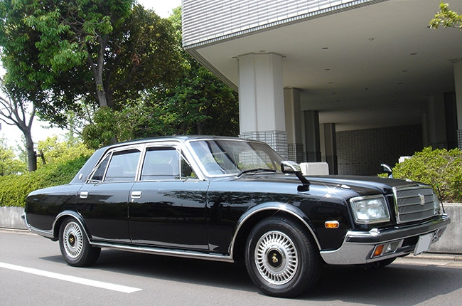 10 автомобилей, на которых ездят монархи и их наследники