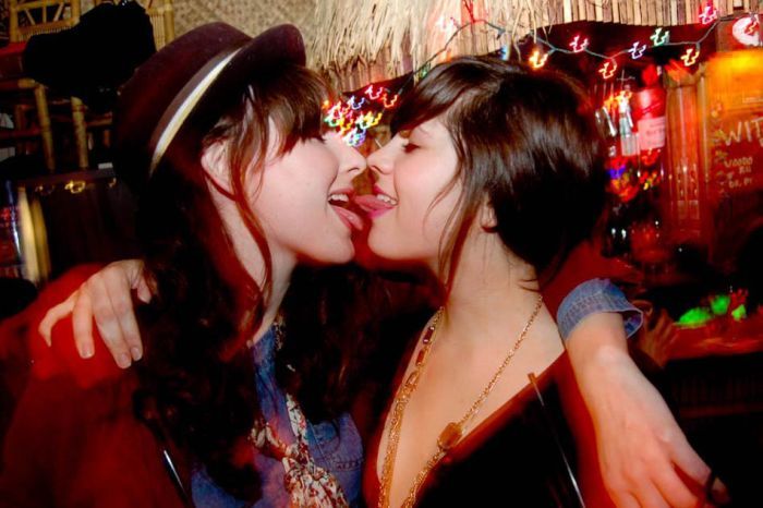 Девушки отмечают Новый Год