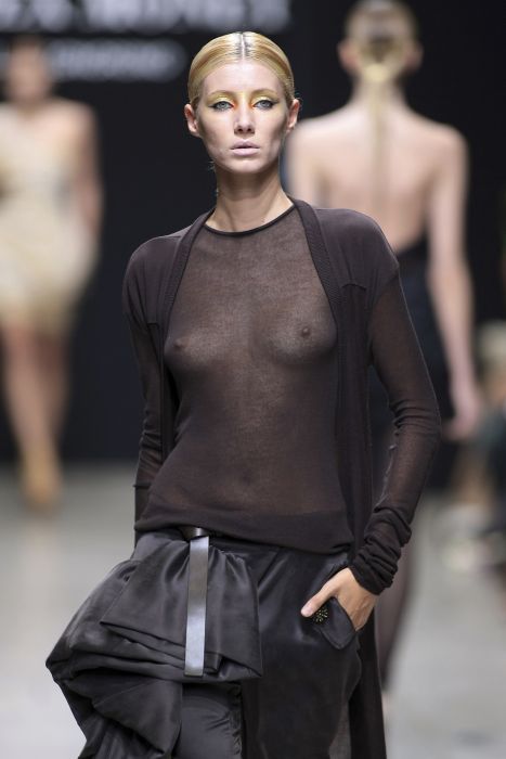 Мода - не прятать грудь