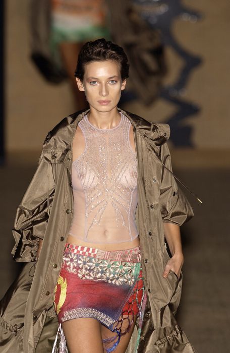 Мода - не прятать грудь