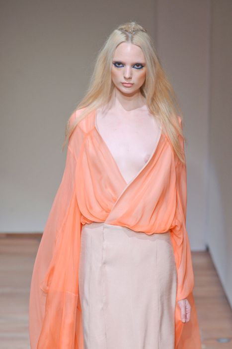 Мода - не прятать грудь