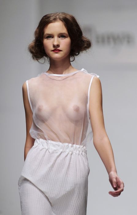 Мода - не прятать грудь