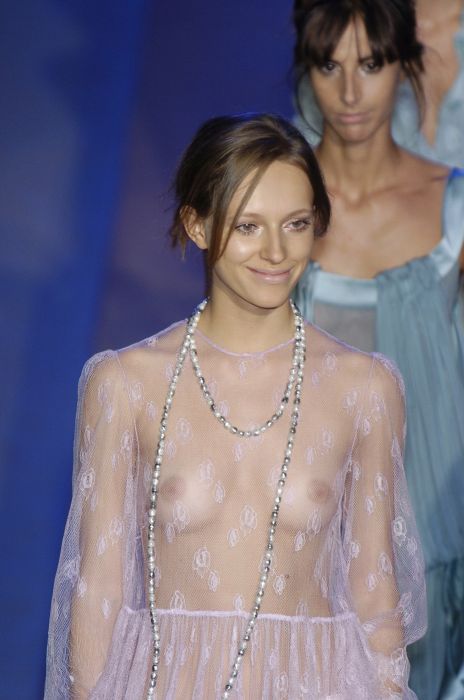 Мода - не прятать грудь