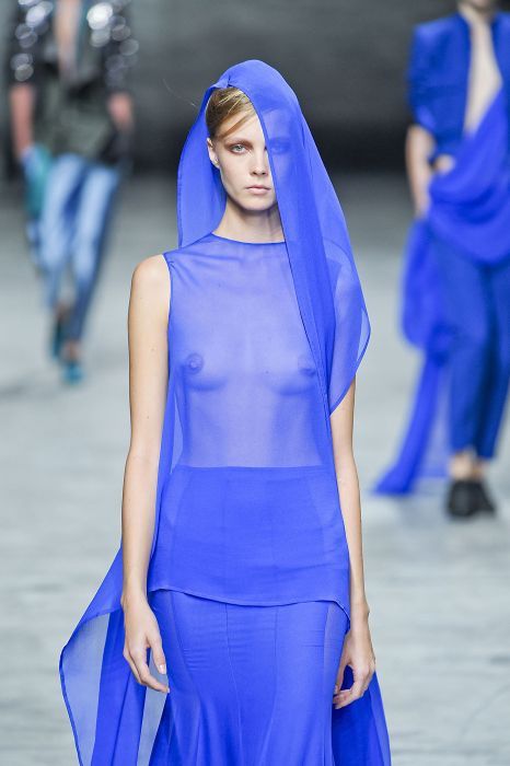 Мода - не прятать грудь