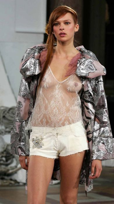 Мода - не прятать грудь