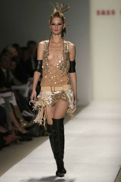 Мода - не прятать грудь