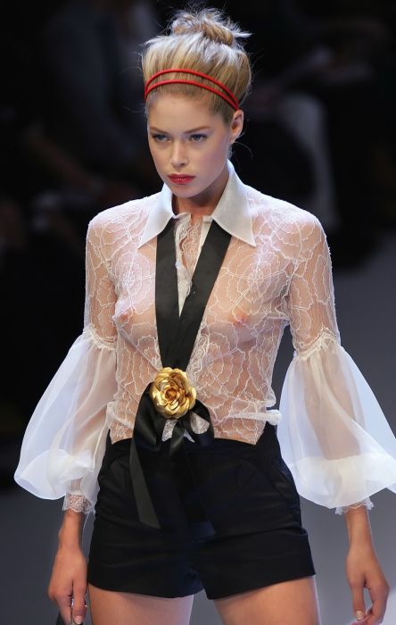 Мода - не прятать грудь