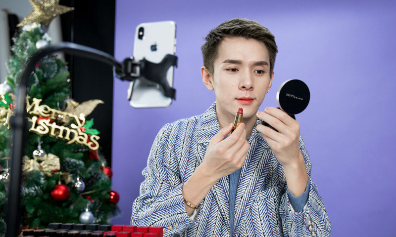 Китайский блогер тестировал губную помаду и за год заработал 1,5 миллиона долларов Китайский блогер тестировал губную помаду и за год заработал 1,5 миллиона долларов