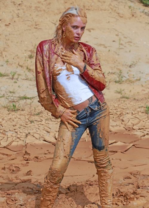 Девушки в грязи (35 фото)