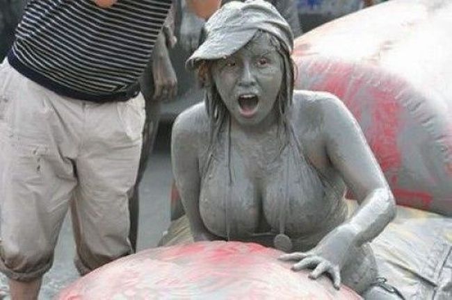 Девушки в грязи (35 фото)