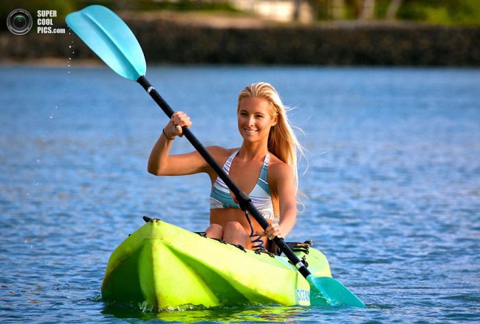 Фотомодель подружилась с акулами-людоедами