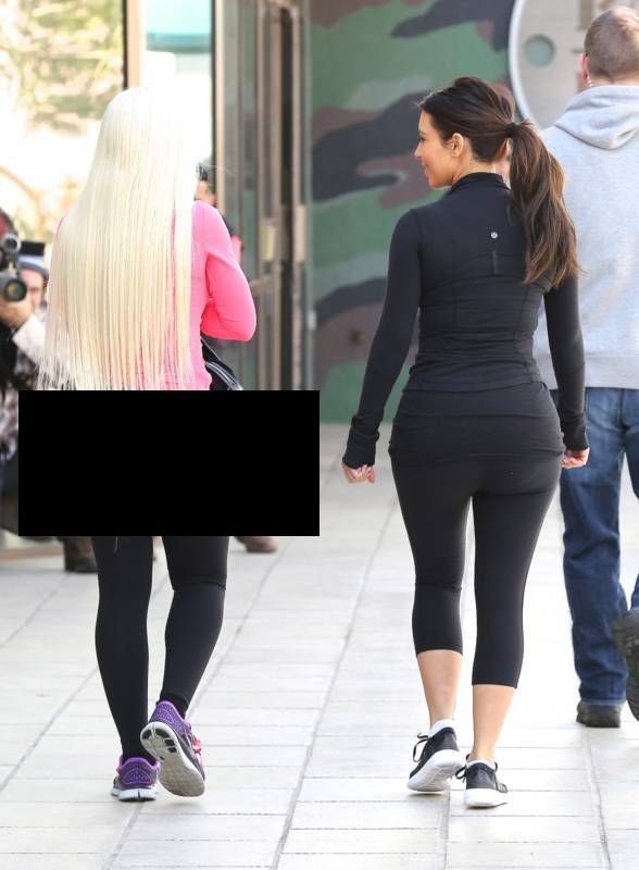 Попа новой подруги Ким Кардашьян (18 фото)