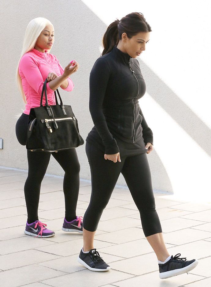 Попа новой подруги Ким Кардашьян (18 фото)