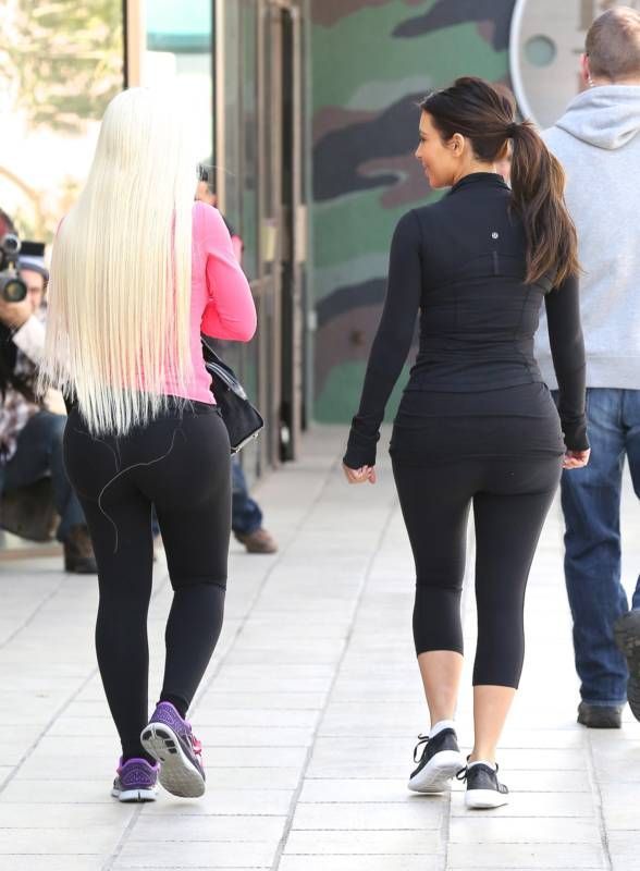 Попа новой подруги Ким Кардашьян (18 фото)