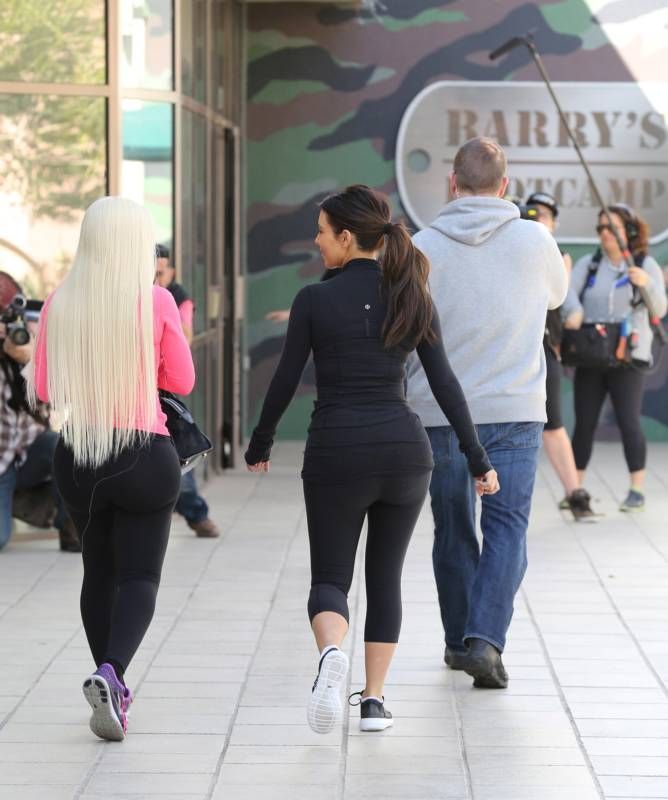 Попа новой подруги Ким Кардашьян (18 фото)