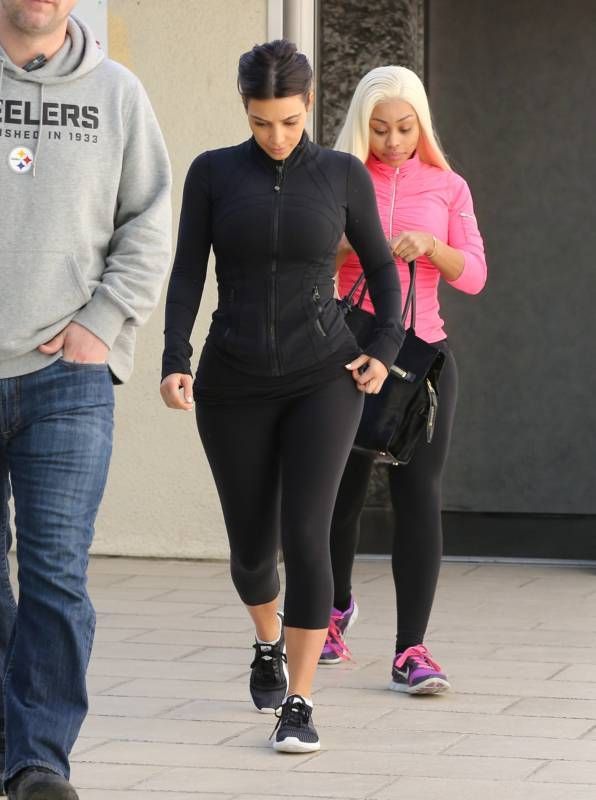 Попа новой подруги Ким Кардашьян (18 фото)