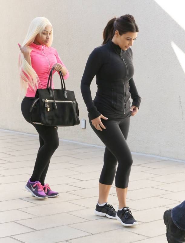 Попа новой подруги Ким Кардашьян (18 фото)