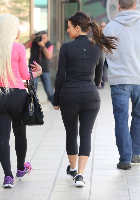 Попа новой подруги Ким Кардашьян (18 фото)