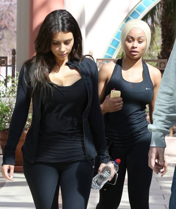 Попа новой подруги Ким Кардашьян (18 фото)