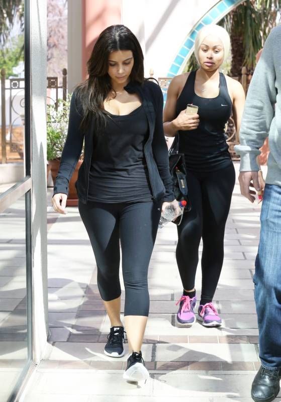 Попа новой подруги Ким Кардашьян (18 фото)