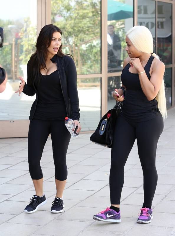 Попа новой подруги Ким Кардашьян (18 фото)