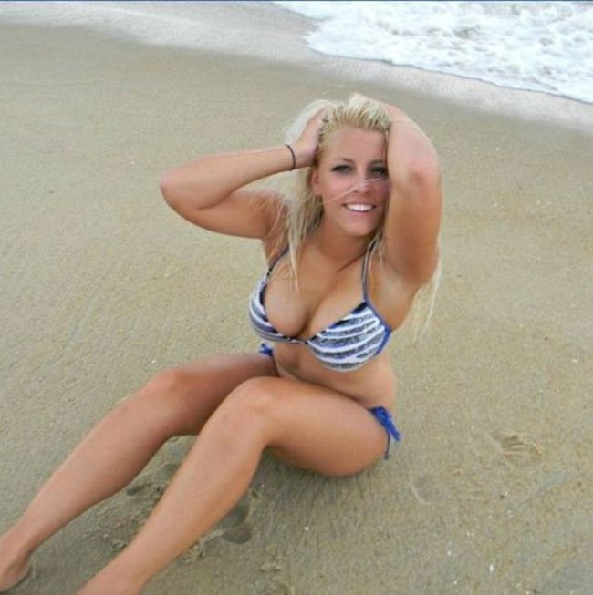 Сисястики в бикини (50 фото)