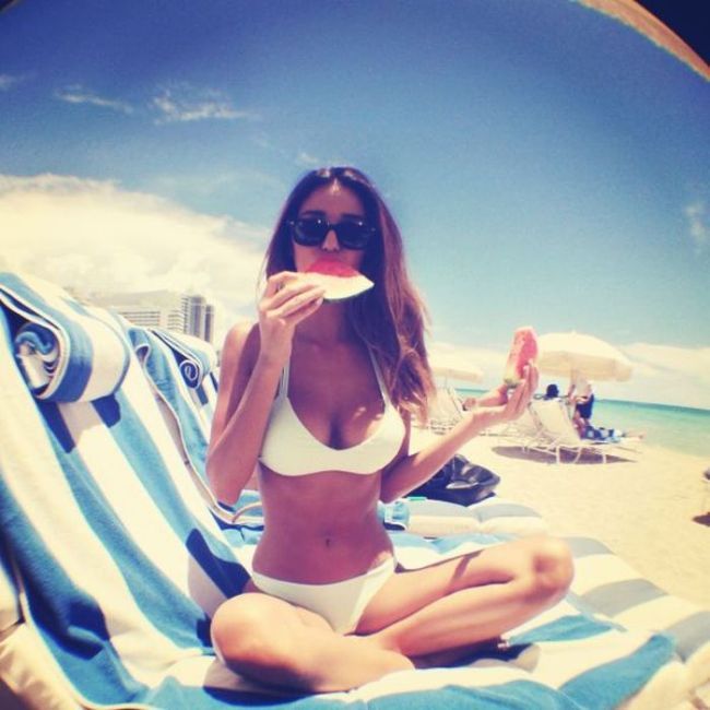 Сисястики в бикини (50 фото)