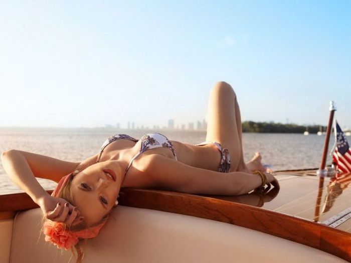 Сисястики в бикини (50 фото)