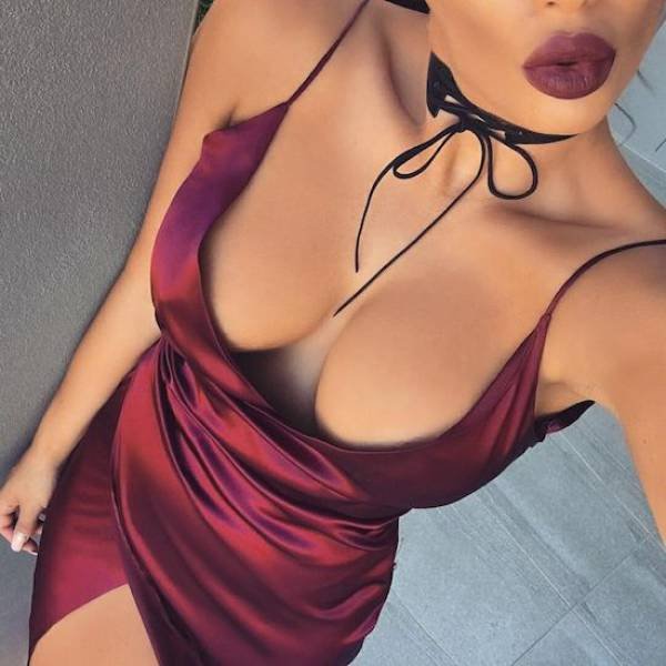 Прекрасные девушки в платьях