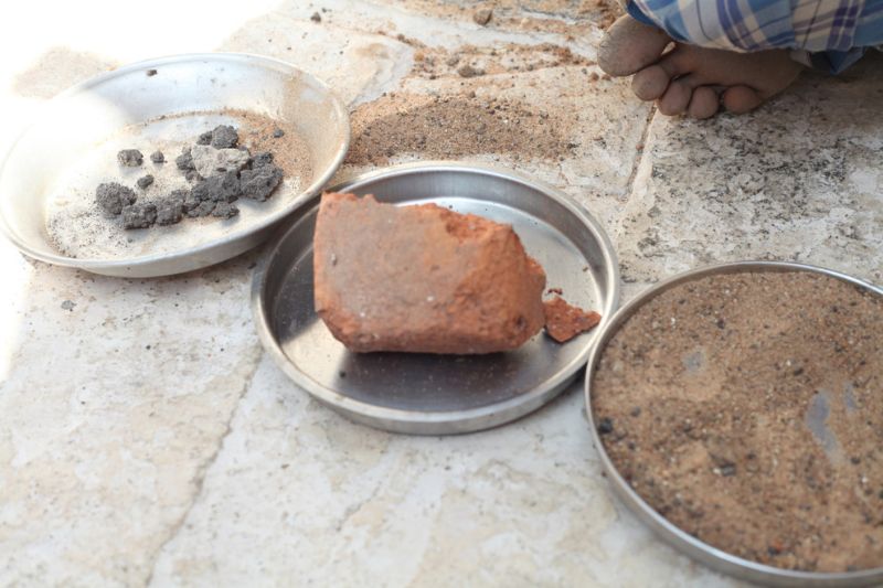 Индиец 20 лет питается кирпичами и камнями