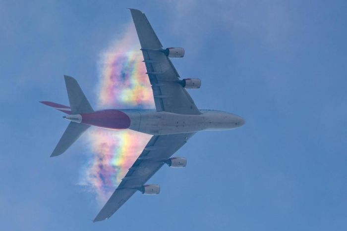 Редкая радуга в небе над самолетом