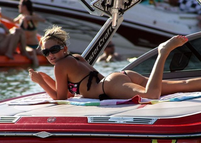 Девушки в бикини (45 фото)