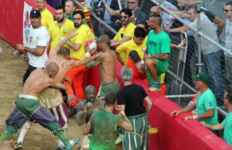 «Кальчо сторико»: экстремальная разновидность футбола