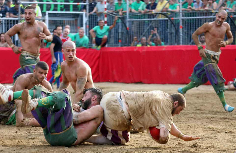 «Кальчо сторико»: экстремальная разновидность футбола