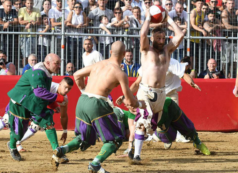 «Кальчо сторико»: экстремальная разновидность футбола