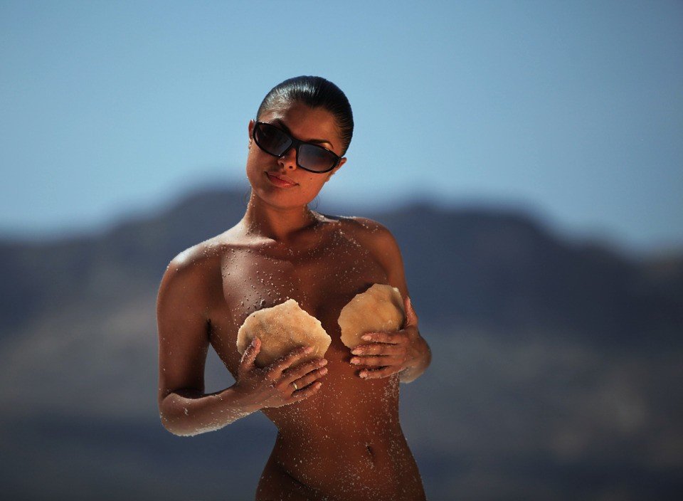 Девушки отдыхают у воды