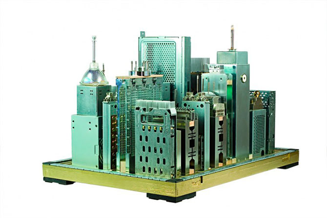 Урбанистические скульптуры из компьютерного железа (11 фото)