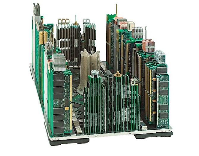 Урбанистические скульптуры из компьютерного железа (11 фото)