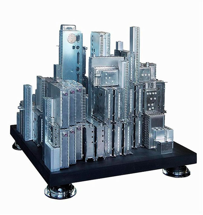 Урбанистические скульптуры из компьютерного железа (11 фото)