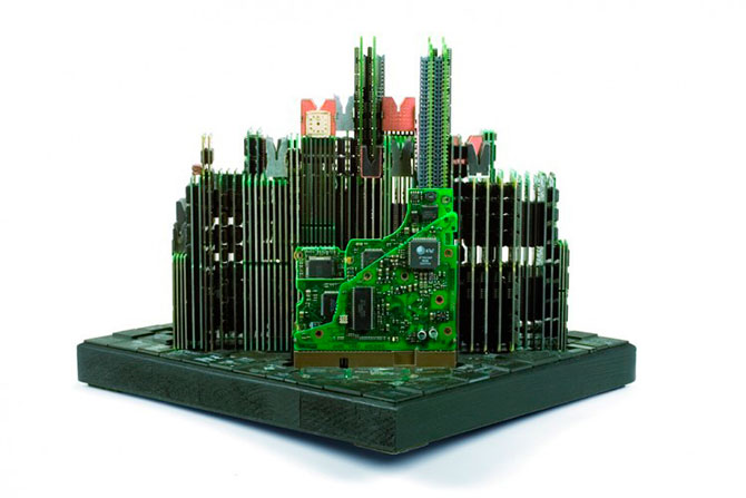 Урбанистические скульптуры из компьютерного железа (11 фото)