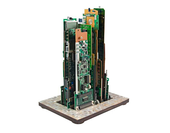 Урбанистические скульптуры из компьютерного железа (11 фото)