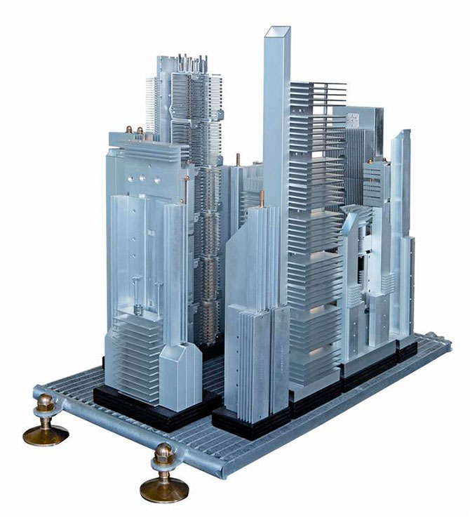 Урбанистические скульптуры из компьютерного железа (11 фото)